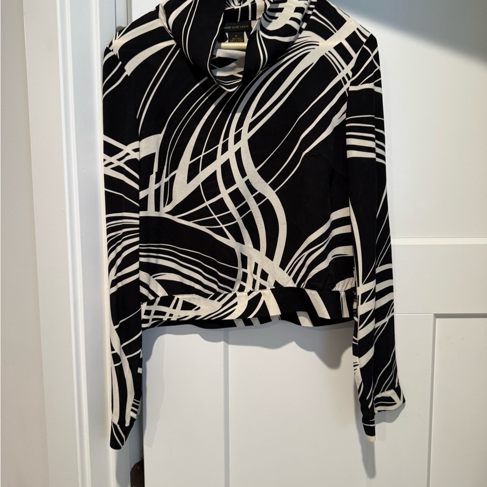 Black and White Long Sleeve Graphic Crop Blouse